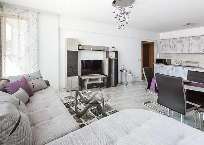 Next To Gondola. Cosy & Elegant 2 Bedroom Apartment In Neon Complex